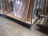 Lot 400 - blauwe transportkar met inhoud - afbeelding 2 van  2