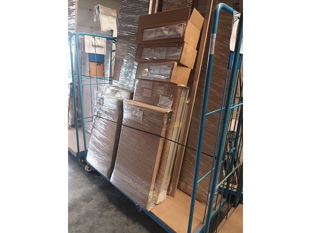 Lot 401 - blauwe transportkar met inhoud - afbeelding 1 van  6