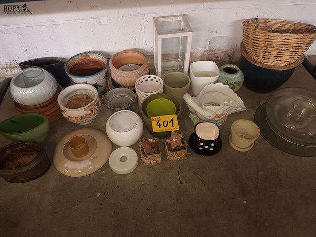Lot 401 - bloempotten. 34 stuks - afbeelding 1 van  3