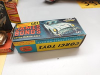 Lot 401 - corgi toys james bond aston martin - afbeelding 2 van  3
