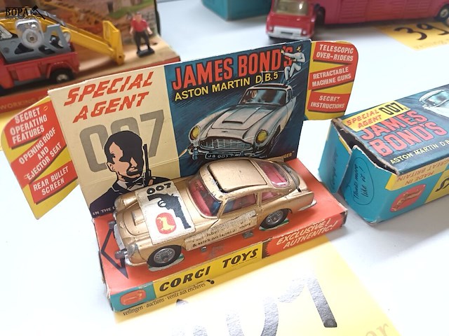 Lot 401 - corgi toys james bond aston martin - afbeelding 3 van  3