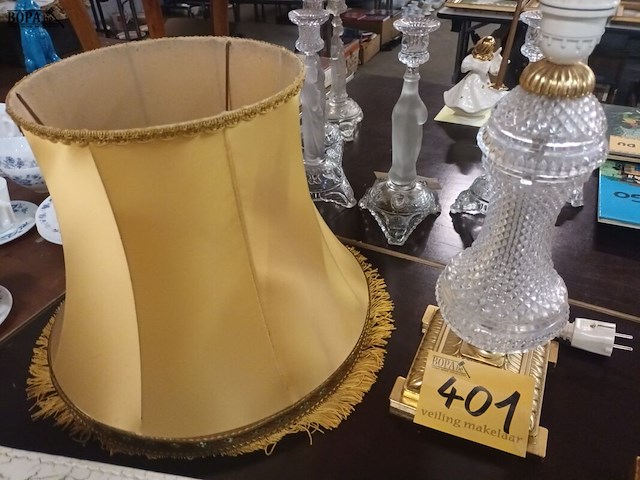 Lot 401 - lampedaire - afbeelding 1 van  3