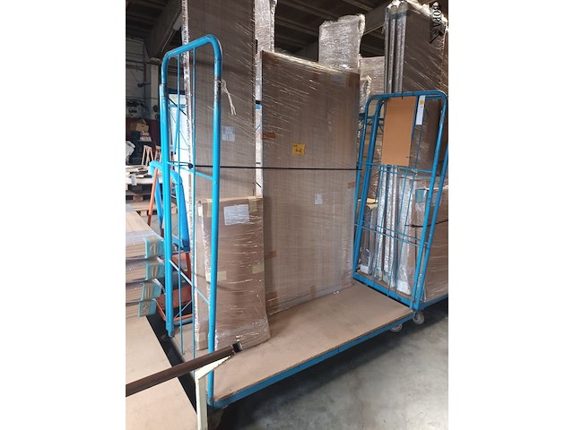 Lot 402 - blauwe transportkar met inhoud - afbeelding 1 van  3