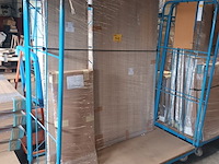Lot 402 - blauwe transportkar met inhoud