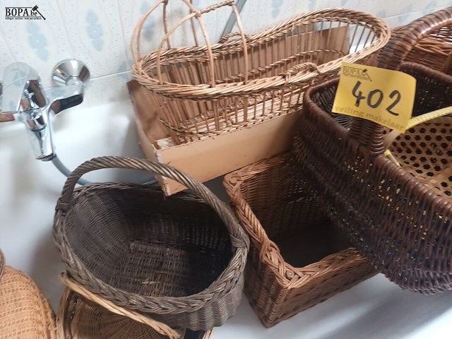 Lot 402 - rieten manden. 11 stuks - afbeelding 4 van  5