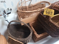 Lot 402 - rieten manden. 11 stuks - afbeelding 4 van  5