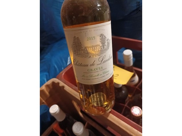 Lot 402 - wijnflessen in bak - afbeelding 2 van  4