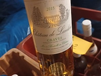 Lot 402 - wijnflessen in bak - afbeelding 2 van  4