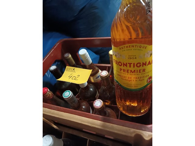 Lot 402 - wijnflessen in bak - afbeelding 4 van  4