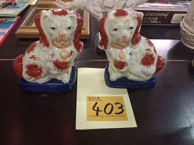 Lot 403 - beelden hondjes. 2 stuks - afbeelding 1 van  3