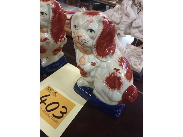 Lot 403 - beelden hondjes. 2 stuks - afbeelding 2 van  3