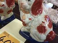 Lot 403 - beelden hondjes. 2 stuks - afbeelding 2 van  3