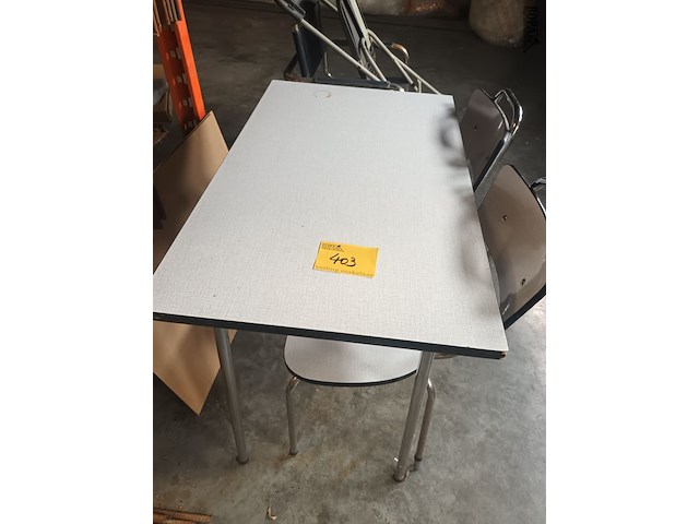 Lot 403 - retro keukentafel met stoelen - afbeelding 2 van  3