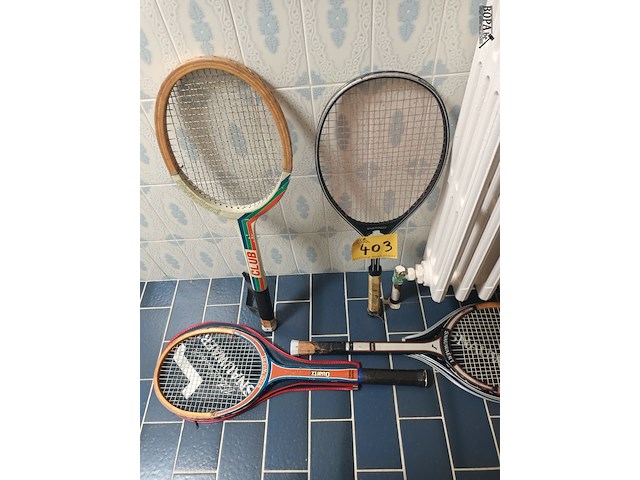 Lot 403 - vintage tennis rackets. 4 stuks - afbeelding 1 van  4