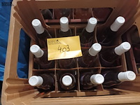 Lot 403 - wijnflessen in bak - afbeelding 1 van  3