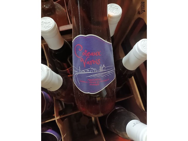 Lot 403 - wijnflessen in bak - afbeelding 2 van  3