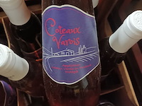 Lot 403 - wijnflessen in bak - afbeelding 2 van  3