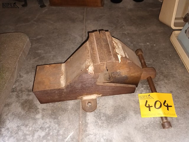 Lot 404 - bankschroef - afbeelding 1 van  3