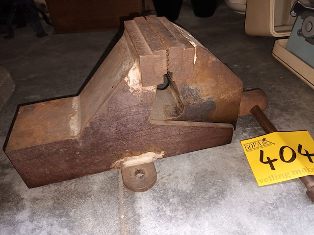 Lot 404 - bankschroef - afbeelding 2 van  3