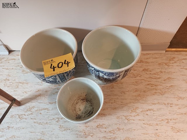 Lot 404 - bloempotten delft. 3 stuks - afbeelding 1 van  4