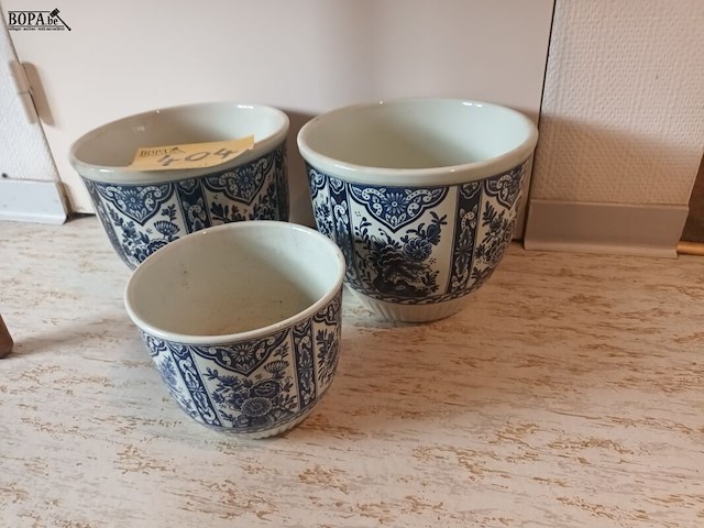 Lot 404 - bloempotten delft. 3 stuks - afbeelding 2 van  4