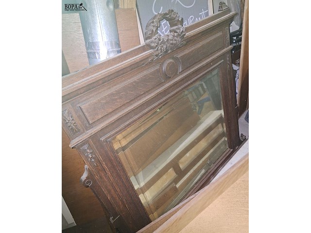Lot 404 - houten ladekast en spiegel - afbeelding 1 van  3
