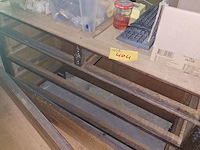 Lot 404 - houten ladekast en spiegel - afbeelding 2 van  3