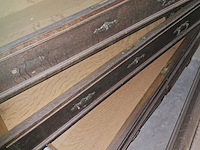 Lot 404 - houten ladekast en spiegel - afbeelding 3 van  3