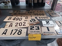 Lot 404 - lot metalen en emaille bordjes. 25 stuks