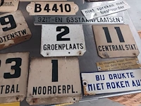 Lot 404 - lot metalen en emaille bordjes. 25 stuks - afbeelding 3 van  8