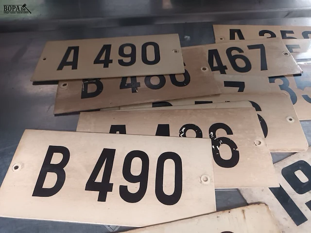 Lot 404 - lot metalen en emaille bordjes. 25 stuks - afbeelding 4 van  8