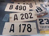 Lot 404 - lot metalen en emaille bordjes. 25 stuks - afbeelding 5 van  8