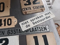 Lot 404 - lot metalen en emaille bordjes. 25 stuks - afbeelding 8 van  8