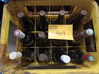 Lot 404 - wijnflessen in bak - afbeelding 1 van  4