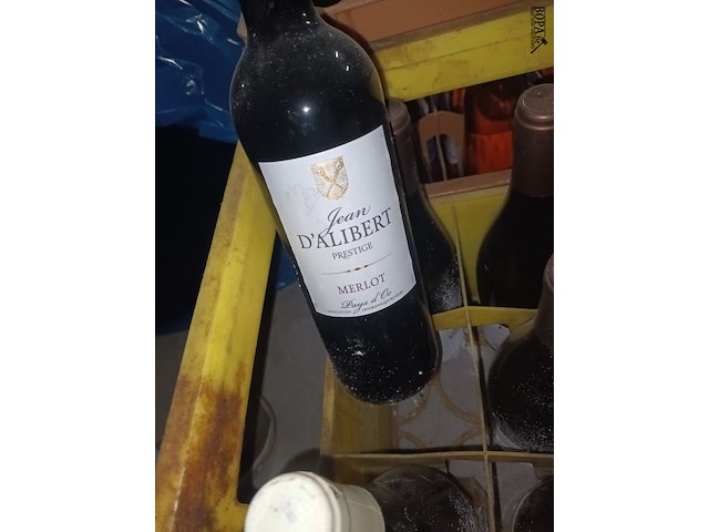 Lot 404 - wijnflessen in bak - afbeelding 2 van  4