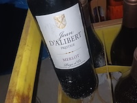 Lot 404 - wijnflessen in bak - afbeelding 2 van  4