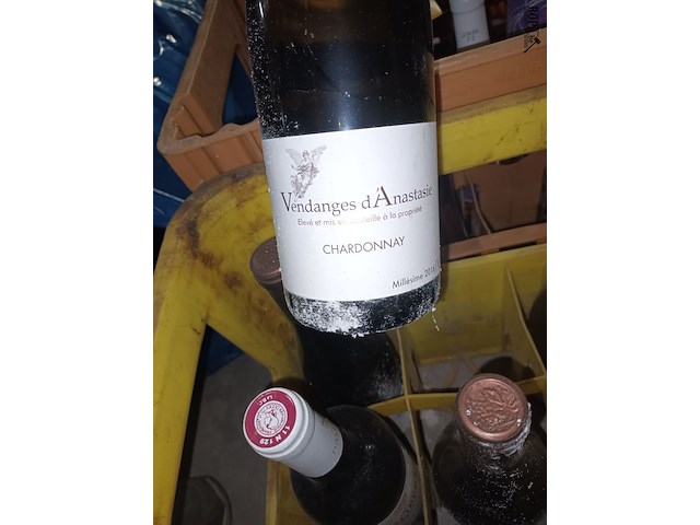 Lot 404 - wijnflessen in bak - afbeelding 3 van  4