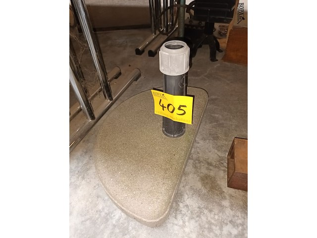 Lot 405 - parasolvoet in beton - afbeelding 1 van  2