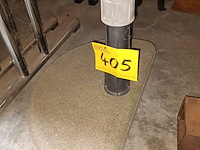 Lot 405 - parasolvoet in beton - afbeelding 1 van  2