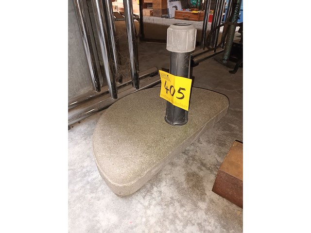 Lot 405 - parasolvoet in beton - afbeelding 2 van  2