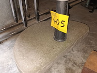 Lot 405 - parasolvoet in beton - afbeelding 2 van  2