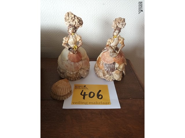 Lot 406 - beeldjes gemaakt van schelpen. 2 stuks - afbeelding 1 van  4
