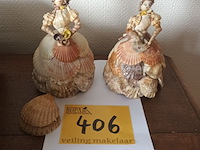 Lot 406 - beeldjes gemaakt van schelpen. 2 stuks - afbeelding 1 van  4
