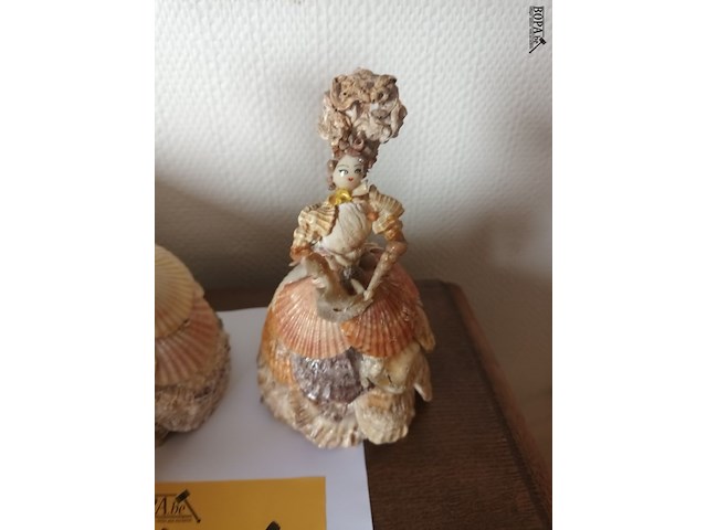 Lot 406 - beeldjes gemaakt van schelpen. 2 stuks - afbeelding 3 van  4