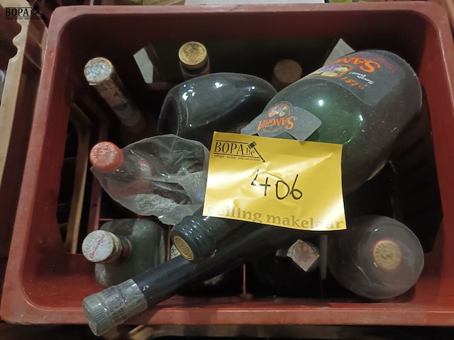 Lot 406 - drank en wijn in bak - afbeelding 1 van  5