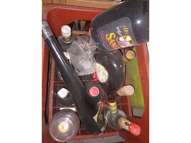 Lot 406 - drank en wijn in bak - afbeelding 2 van  5