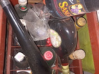 Lot 406 - drank en wijn in bak - afbeelding 2 van  5