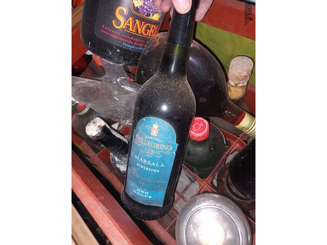 Lot 406 - drank en wijn in bak - afbeelding 3 van  5