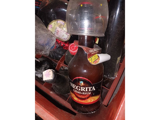 Lot 406 - drank en wijn in bak - afbeelding 4 van  5