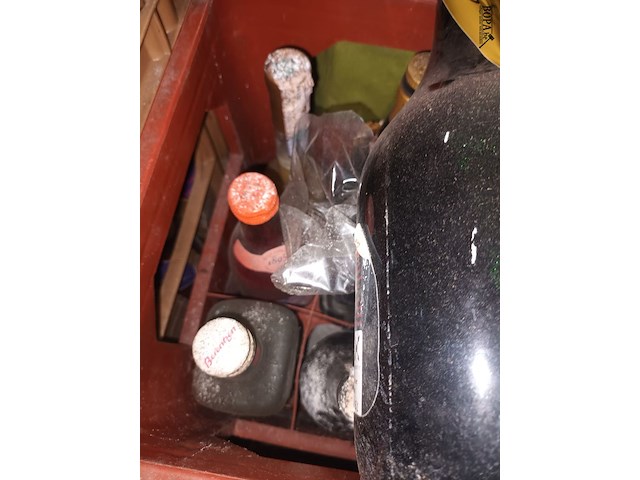 Lot 406 - drank en wijn in bak - afbeelding 5 van  5